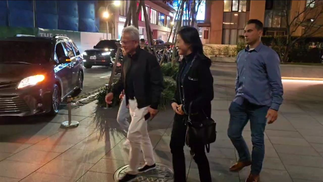 張忠謀坐輪椅見黃仁勳！藍白草酸「有錢又怎樣？」　許美華轟：愚蠢