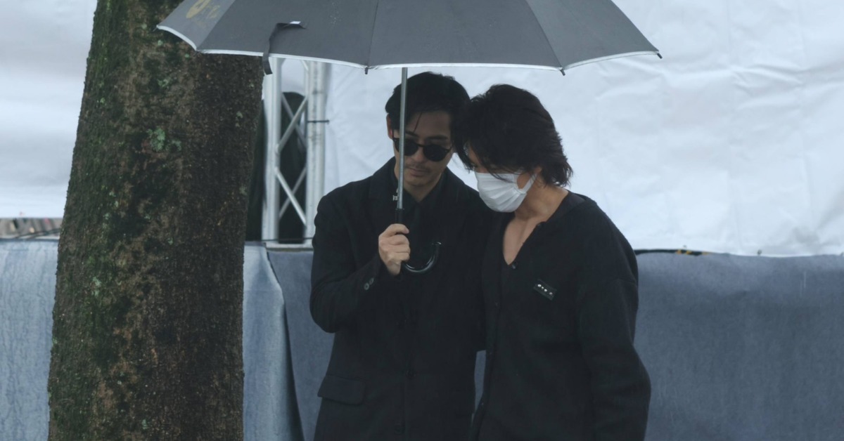 言承旭見大S雕像淚崩 靠仔仔攙扶離開